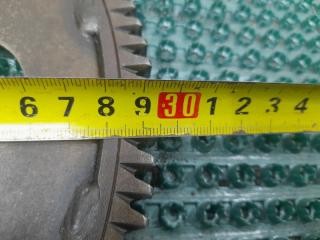 Маховик TOYOTA CROWN GS131 1G-GZE 32101-24011 5 ракурс Маховик TOYOTA CROWN GS131 1G-GZE 32101-24011 5 ракурс