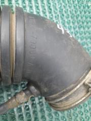 Патрубок воздушного фильтра TOYOTA CROWN GS131 1G-GZE 17882-70060 3 ракурс