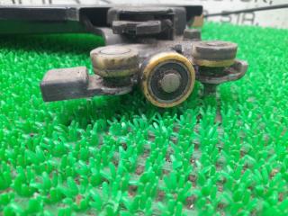 Ролик дверной левый задний Nissan Elgrand MNE51 VQ25DE 82421WL000 3 ракурс