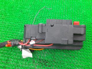 Блок предохранителей BMW 7-Series E65 N62B44A 61 13 6 900 583 2 ракурс