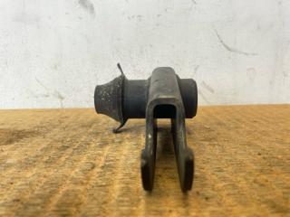 Крепление торсиона левое Toyota Hiace KZH106W 1KZ-TE 48108-26050 2 ракурс