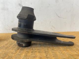 Крепление торсиона левое Toyota Hiace KZH106W 1KZ-TE 48108-26050 5 ракурс