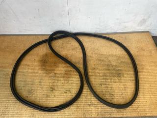 Уплотнительная резинка багажника задняя TOYOTA Alphard ATH10W 2AZ-FXE 67881-58010 1 ракурс
