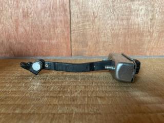 Ограничитель двери правый передний Lexus IS250 GSE20 4GR-FSE 68610-53030 3 ракурс