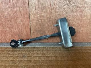 Ограничитель двери правый передний Lexus IS250 GSE20 4GR-FSE 68610-53030 5 ракурс