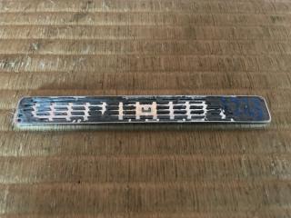 Эмблема правая передняя Honda Vezel RU3 LEB 75724T7B003 2 ракурс