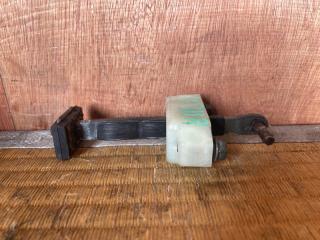 Ограничитель двери правый SUZUKI Jimny JB23W K6A 8181065D00 2 ракурс