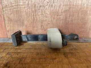 Ограничитель двери правый SUZUKI Jimny JB23W K6A 8181065D00 4 ракурс