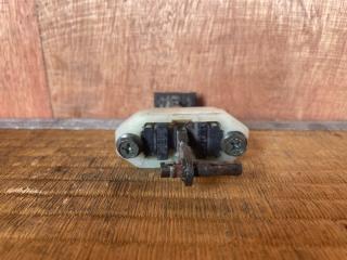 Ограничитель двери правый SUZUKI Jimny JB23W K6A 8181065D00 5 ракурс