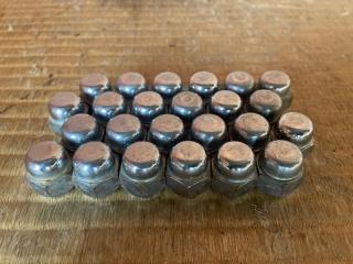 Запчасть гайка на колесо NISSAN Terrano 1996