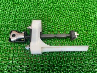 Ограничитель двери правый передний TOYOTA Sai AZK10 2AZ-FXE 68610-75011 2 ракурс