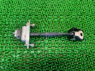 Ограничитель двери правый задний TOYOTA Sai AZK10 2AZ-FXE 68630-75011 2 ракурс