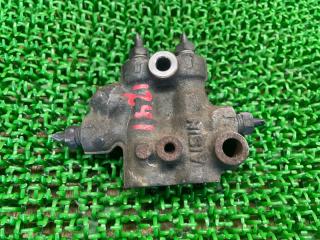 Распределитель тормозной передний TOYOTA Allion ZZT240 1ZZ-FE 90412-10140 2 ракурс