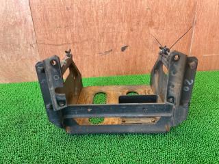 Крепление аккумулятора Mitsubishi Canter FEA20 4P10(T2) 4 ракурс