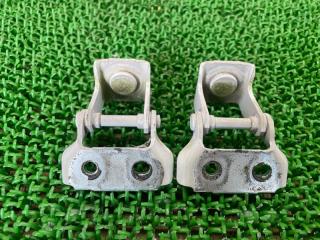 Петля дверная Suzuki Escudo YD21S M16A 6951068L01 2 ракурс