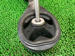 Подушка двигателя задняя Suzuki Escudo YD21S M16A 1191061M01 5 ракурс
