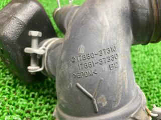 Патрубок воздушного фильтра Toyota Corolla ZWE211 2ZR-FXE 17880-37310 5 ракурс
