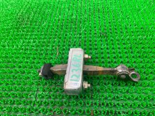 Ограничитель двери левый задний TOYOTA LAND CRUISER UZJ100W 2UZ-FE 68640-60050 1 ракурс