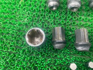 Гайка на колесо NISSAN SKYLINE CKV36 VQ37VHR 40224JK00A 3 ракурс