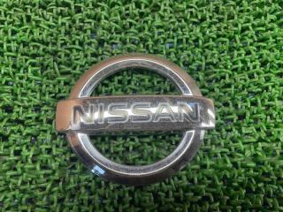 Эмблема NISSAN SKYLINE V35 VQ25DD 84890AC200 1 ракурс