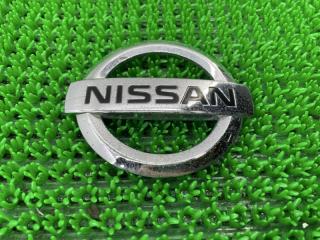 Эмблема NISSAN SKYLINE CKV36 VQ37VHR 84890JL00A 2 ракурс