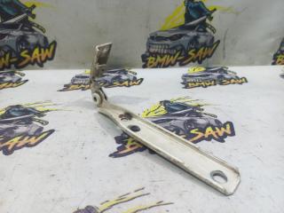 Петля капота правая audi A6 1997 контрактная Петля капота правая audi A6 1997