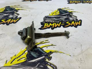 Фото запчасти ограничитель двери задний левый Mazda 626 1997 Б/У запчасть Запчасть ограничитель двери задний левый Mazda 626 1997