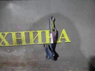 Фото запчасти кронштейн капота левый Toyota Platz контрактная запчасть Запчасть кронштейн капота левый Toyota Platz