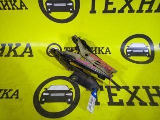 Запчасть кронштейн капота Volkswagen Golf