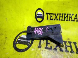 Запчасть кронштейн бампера передний левый Audi A4