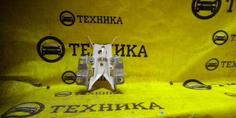 Запчасть кронштейн капота передний Nissan Bluebird