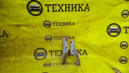 Запчасть кронштейн капота передний Subaru Impreza