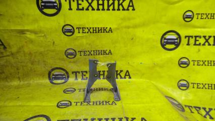 Запчасть кронштейн капота передний Subaru Impreza