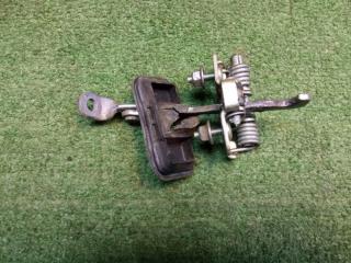 Ограничитель двери передний правый RENAULT DUSTER 2013 Б/У Ограничитель двери передний правый RENAULT DUSTER 2013