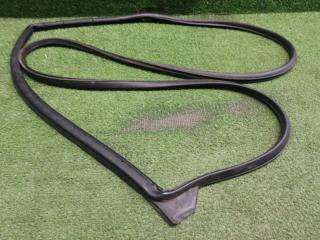 Уплотнитель двери задний правый TOYOTA RAV4 2014