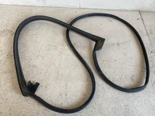 Запчасть уплотнитель двери задний правый TOYOTA CAMRY 2016