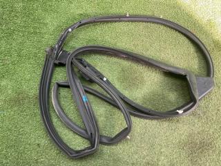 Уплотнитель двери задний левый TOYOTA RAV4 2019