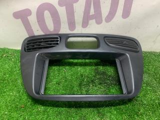 Запчасть консоль магнитофона TOYOTA LITE ACE NOAH