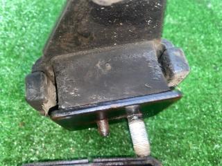 Подушка двигателя правая LAND CRUISER CYGNUS 2000 UZJ100 2UZFE Подушка двигателя правая LAND CRUISER CYGNUS 2000 UZJ100 2UZFE