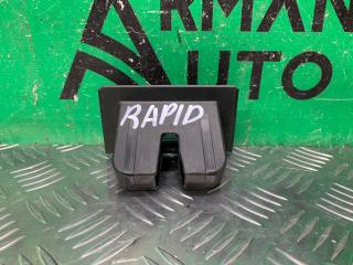 Запчасть накладка замка багажника SKODA RAPID 2014-2020
