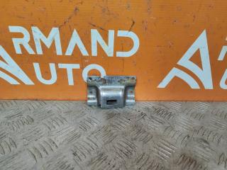 Фото запчасти кронштейн ручки двери внутренней задний левый Renault Duster 2010-2021 контрактная запчасть Запчасть кронштейн ручки двери внутренней задний левый Renault Duster 2010-2021