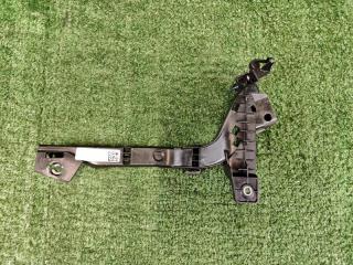 Запчасть кронштейн проводки передний правый Mercedes-Benz C-class 2023