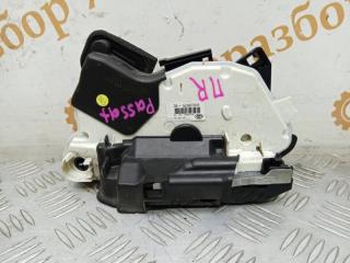 Запчасть замок двери передний правый Volkswagen Passat