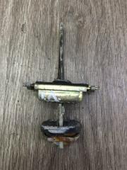 Запчасть ограничитель двери передний правый Land Rover Freelander 2004