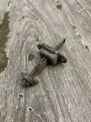 Запчасть ограничитель двери задний правый Nissan Bluebird 1991