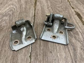 Фото запчасти петля двери задняя левая Fiat Punto 1999 контрактная запчасть Запчасть петля двери задняя левая Fiat Punto 1999