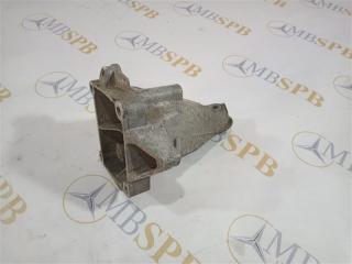 Фото запчасти кронштейн двигателя левый Mercedes C-class контрактная запчасть Запчасть кронштейн двигателя левый Mercedes C-class