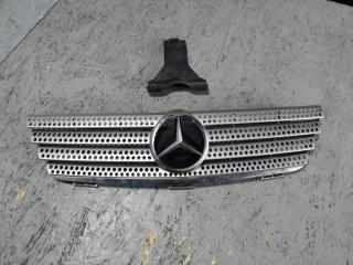 Решетка радиатора Mercedes C-class