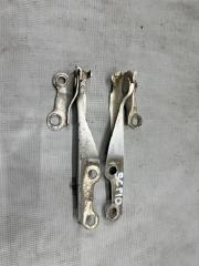 Петля капота Toyota VITZ SCP10 2 ракурс Петля капота Toyota VITZ SCP10 2 ракурс