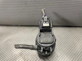 Мотор бачка омывателя Toyota ISIS ANM10, ANM15, ZNM10, ZNM15, ZGM10, ZGM11 1AZ, 1ZZ, 2ZR 85330-21010 2 ракурс